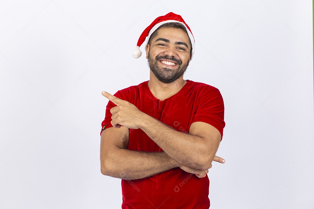 Homem jovem com gorro de Papai Noel