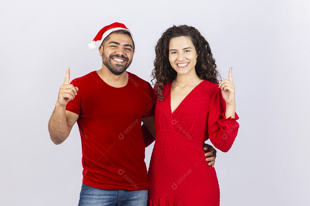 Lindo casal com roupas vermelhas de natal