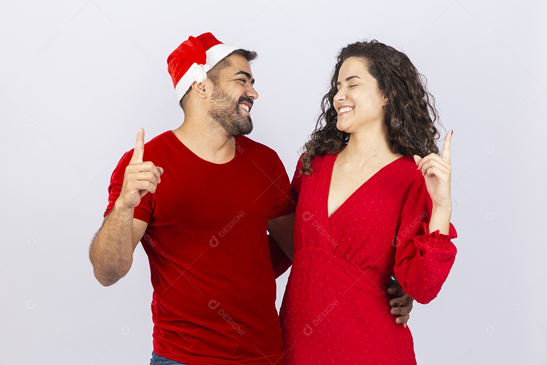 Lindo casal com roupas vermelhas de natal