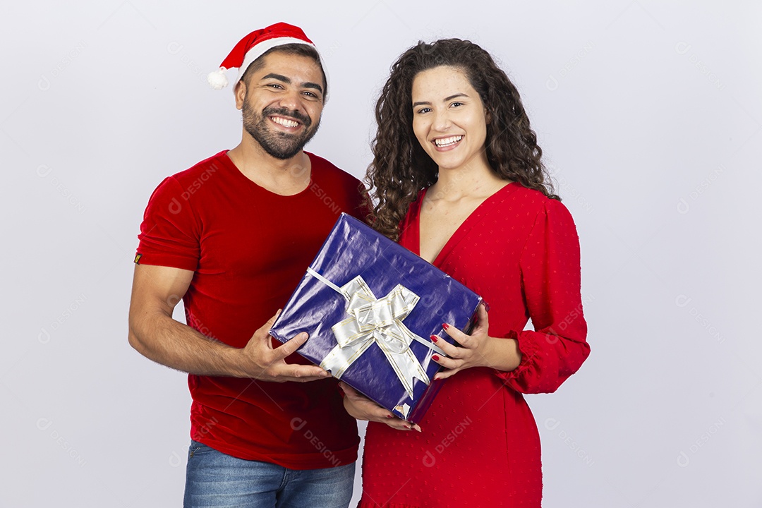 Lindo casal com roupas vermelhas de natal