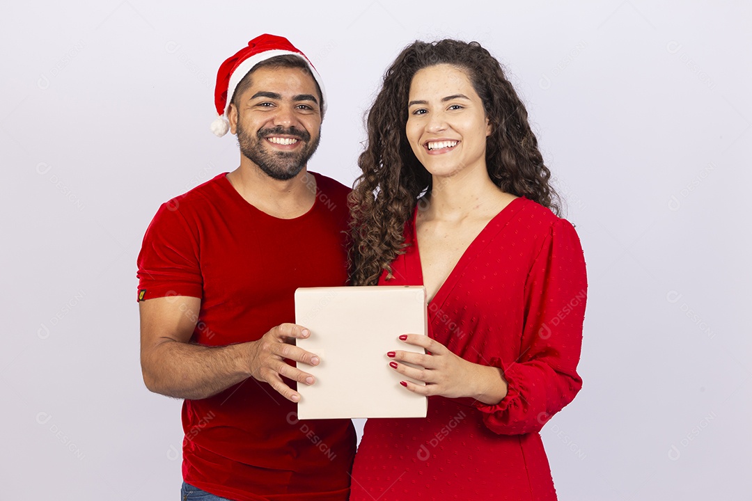 Lindo casal com roupas vermelhas de natal