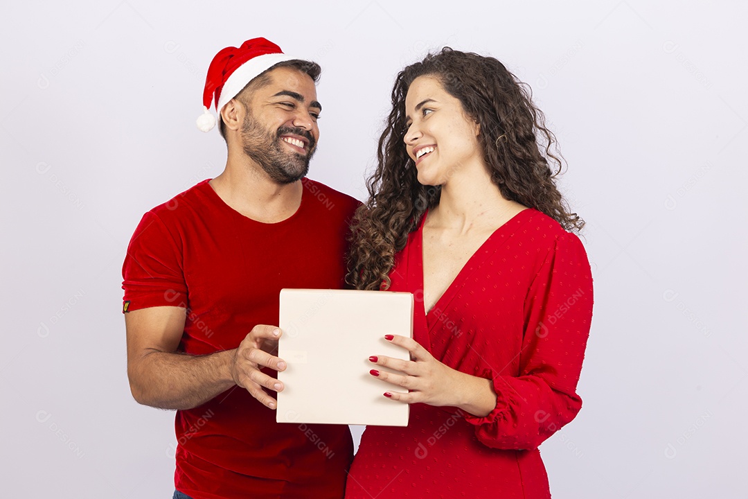 Lindo casal com roupas vermelhas de natal