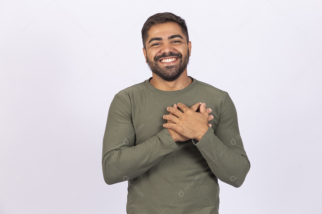 Homem jovem com camisa verde