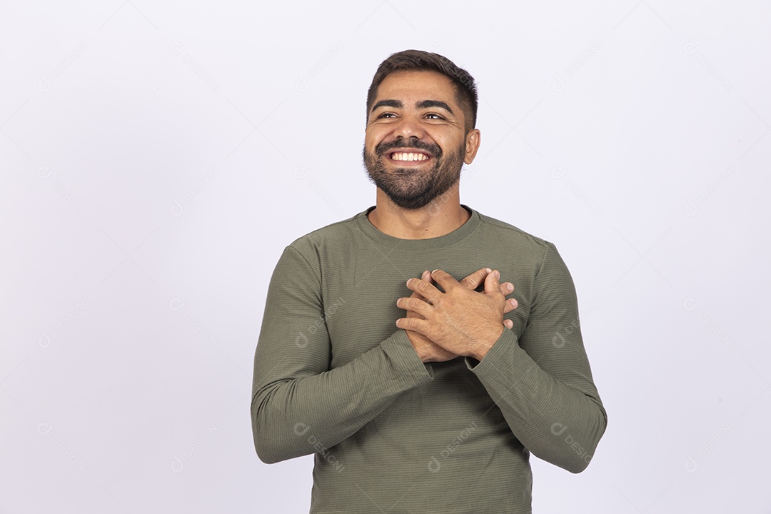 Homem jovem com camisa verde