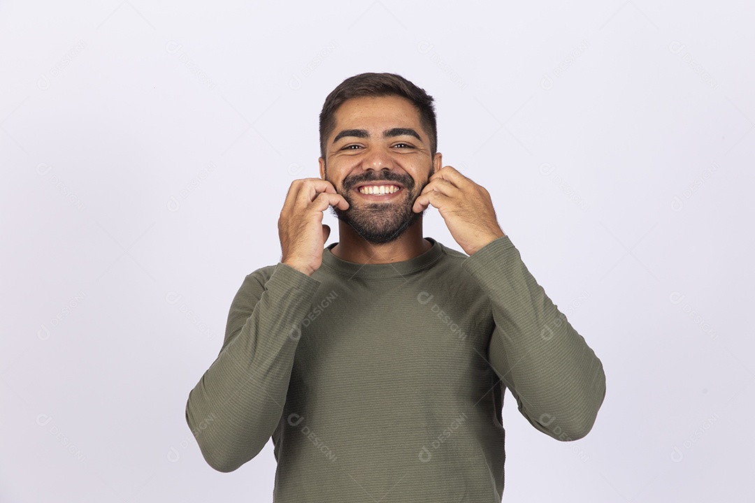Homem jovem com camisa verde
