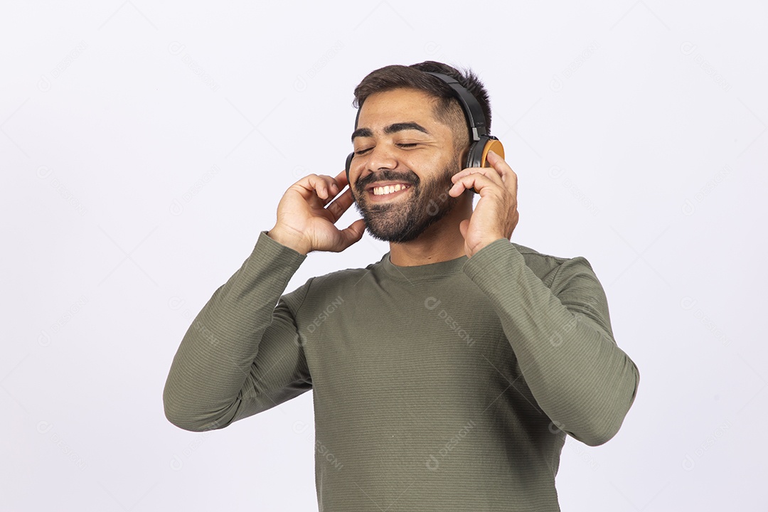 Homem jovem com camisa verde