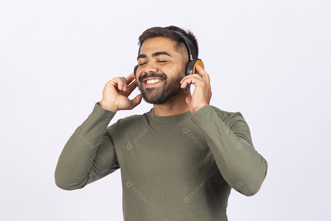 Homem jovem com camisa verde