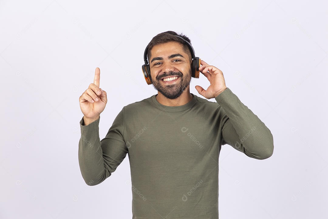 Homem jovem com camisa verde