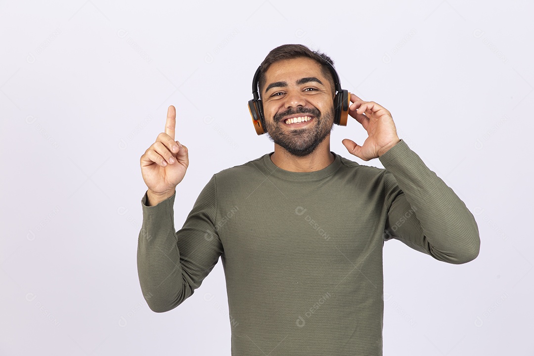 Homem jovem com camisa verde