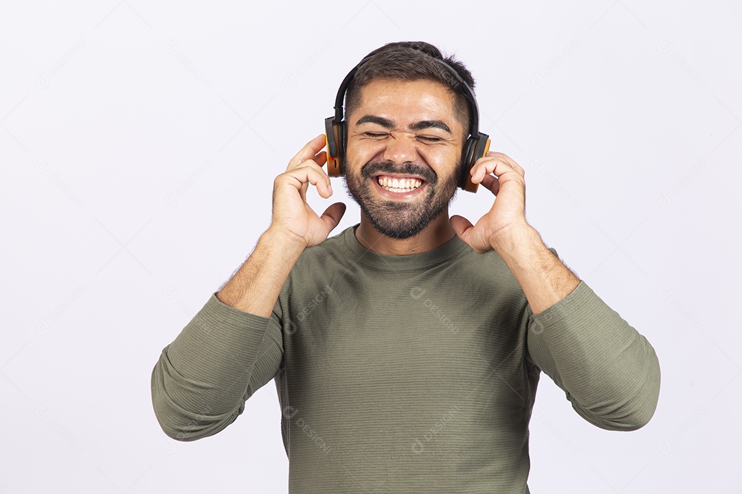 Homem jovem com camisa verde