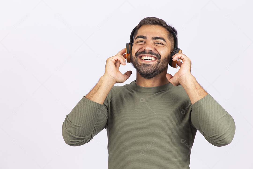 Homem jovem com camisa verde