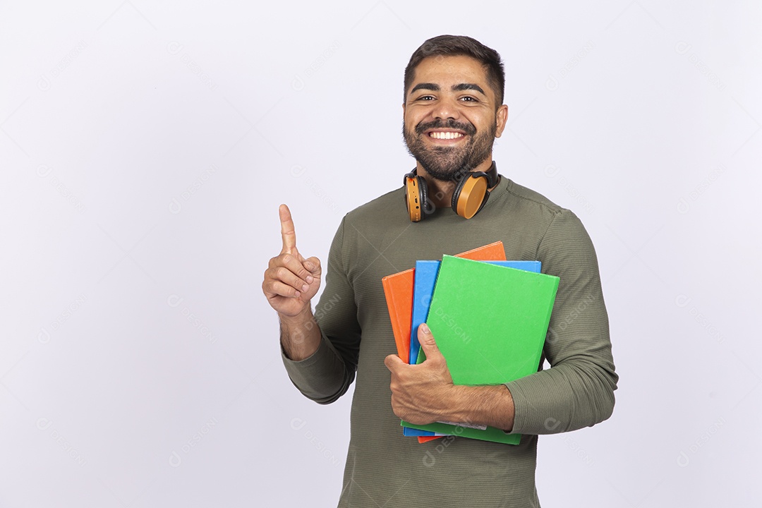 Homem jovem com camisa verde