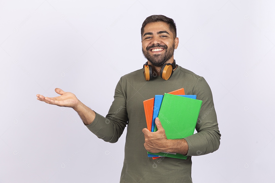 Homem jovem com camisa verde