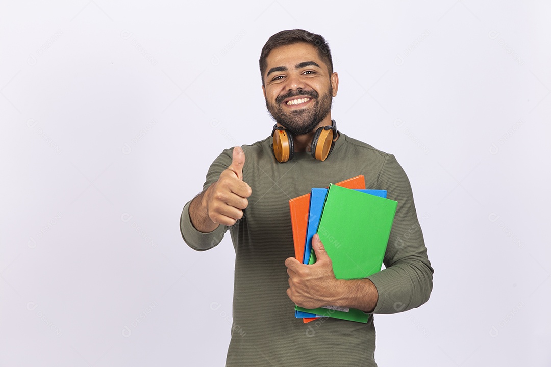 Homem jovem com camisa verde