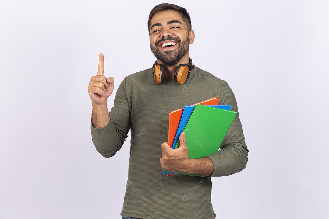 Homem jovem com camisa verde