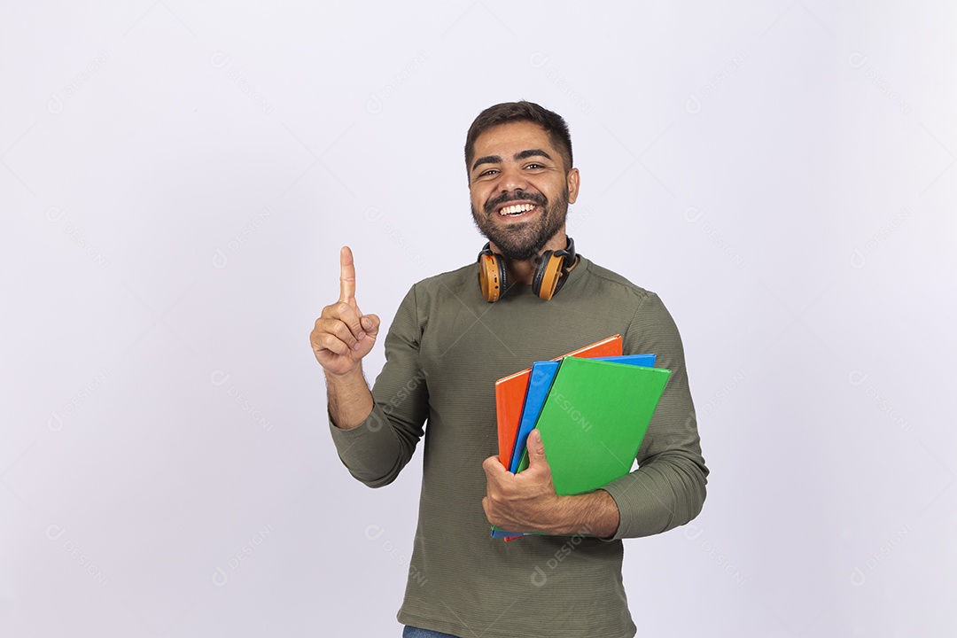 Homem jovem com camisa verde