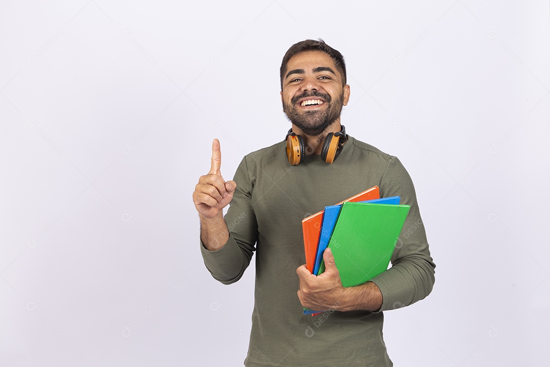 Homem jovem com camisa verde