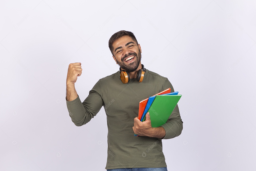 Homem jovem com camisa verde