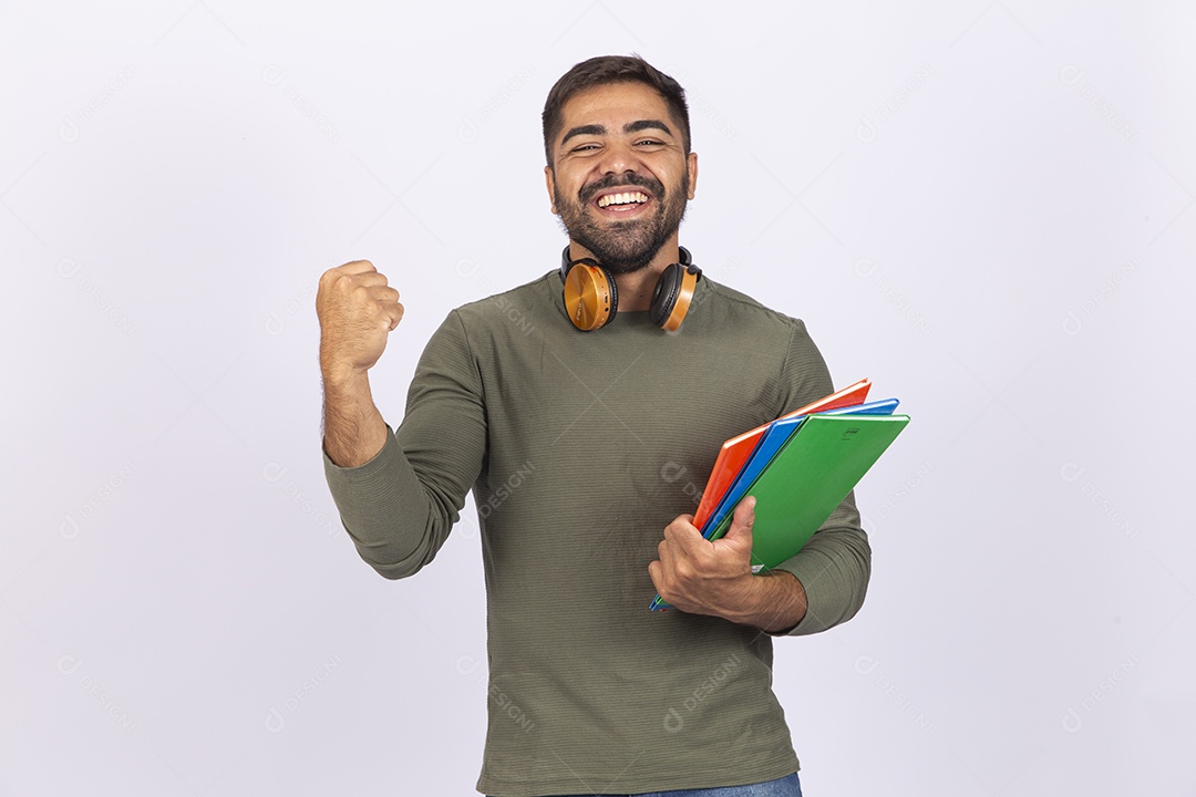 Homem jovem com camisa verde