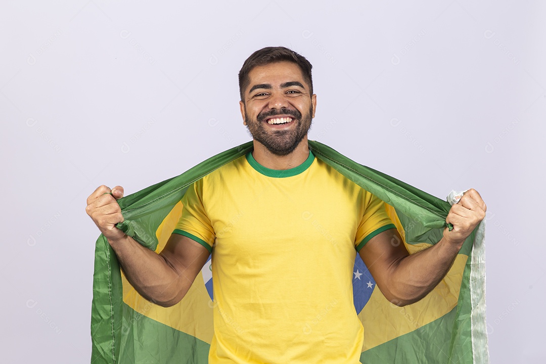 Homem jovem com camisa amarela e bandeira do Brasil