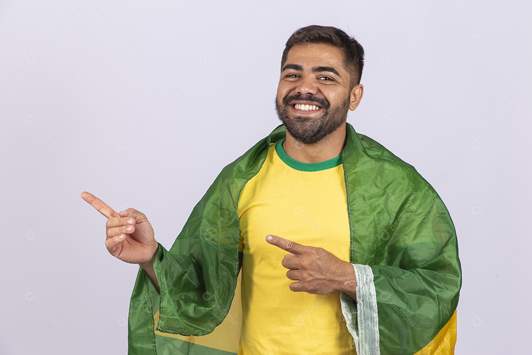 Homem jovem com camisa amarela e bandeira do Brasil