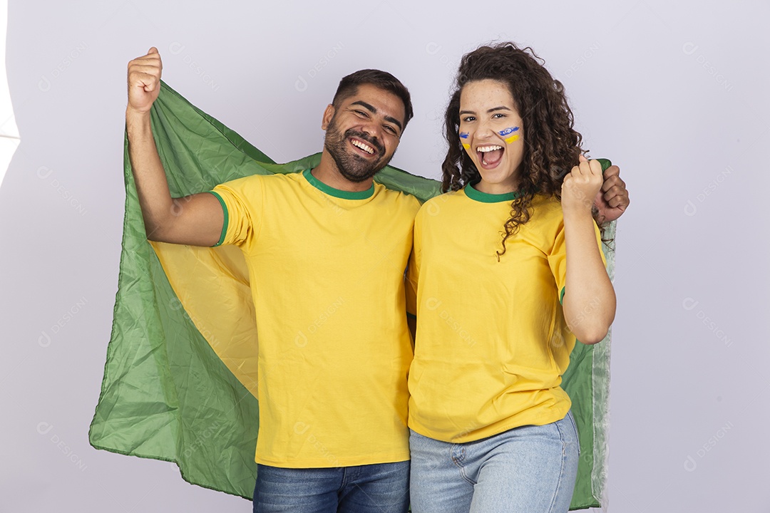 Casal jovem com bandeira do Brasil