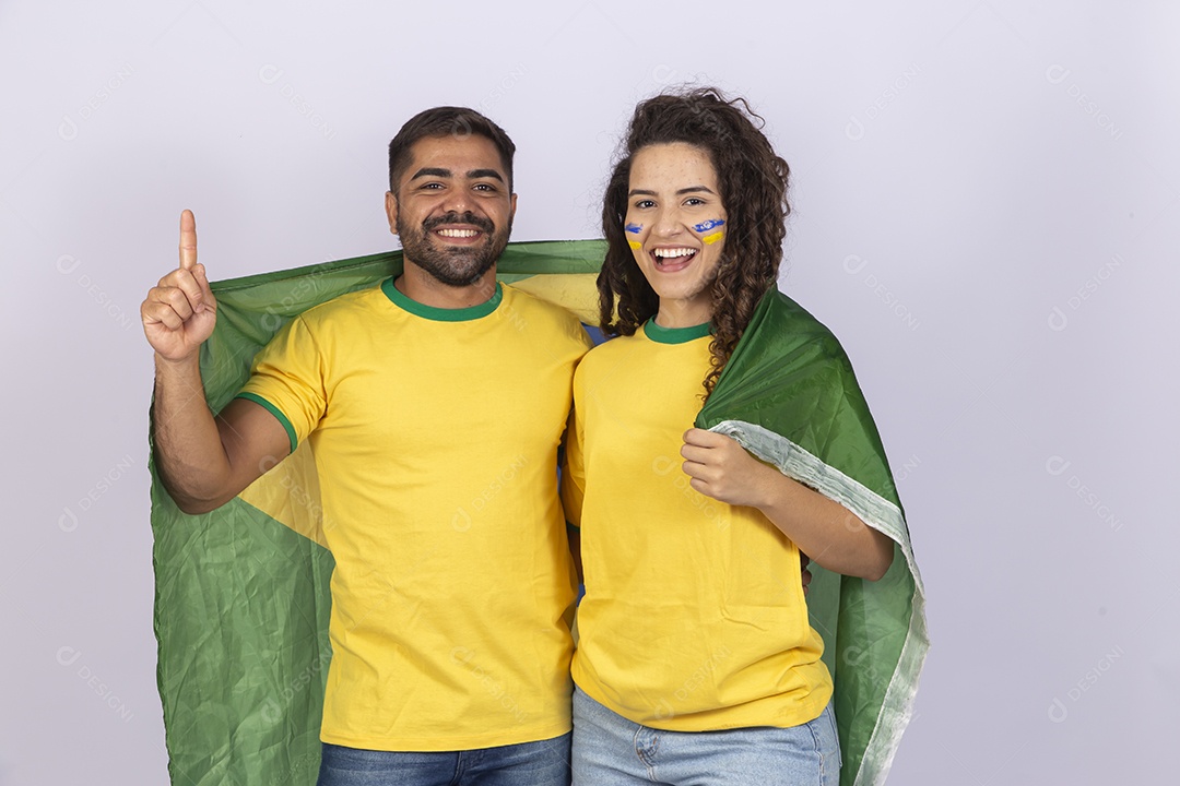 Casal jovem com bandeira do Brasil
