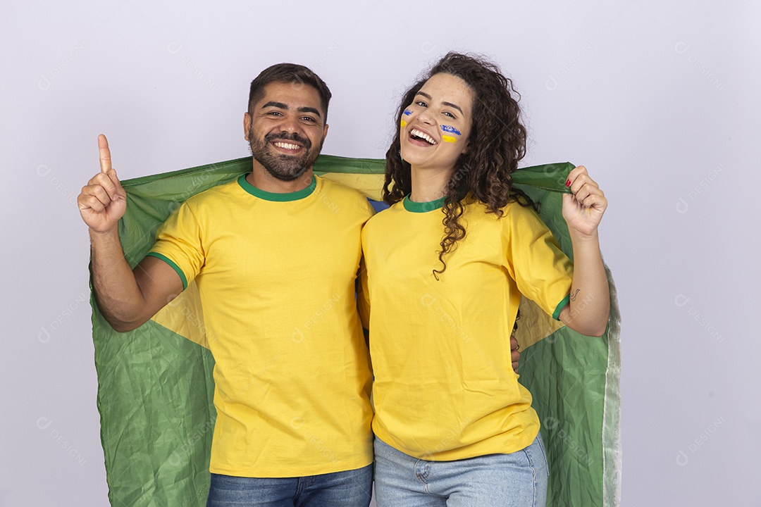 Casal jovem com bandeira do Brasil