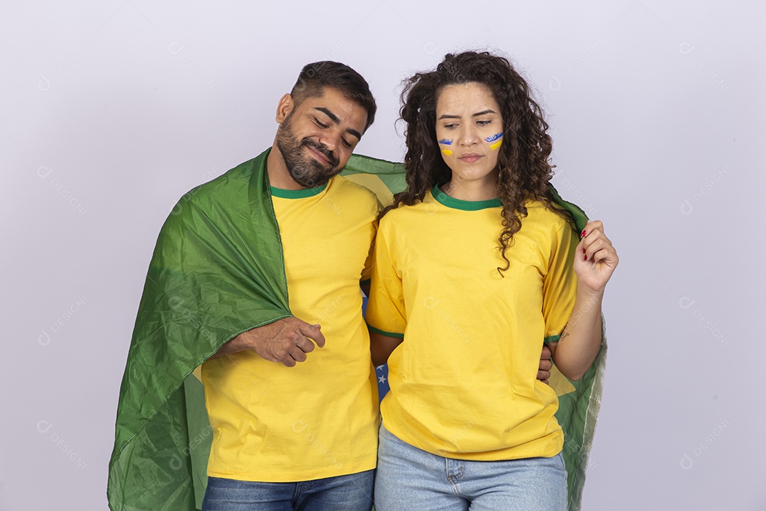 Casal jovem com bandeira do Brasil