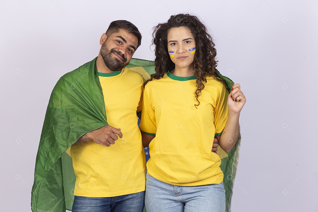 Casal jovem com bandeira do Brasil