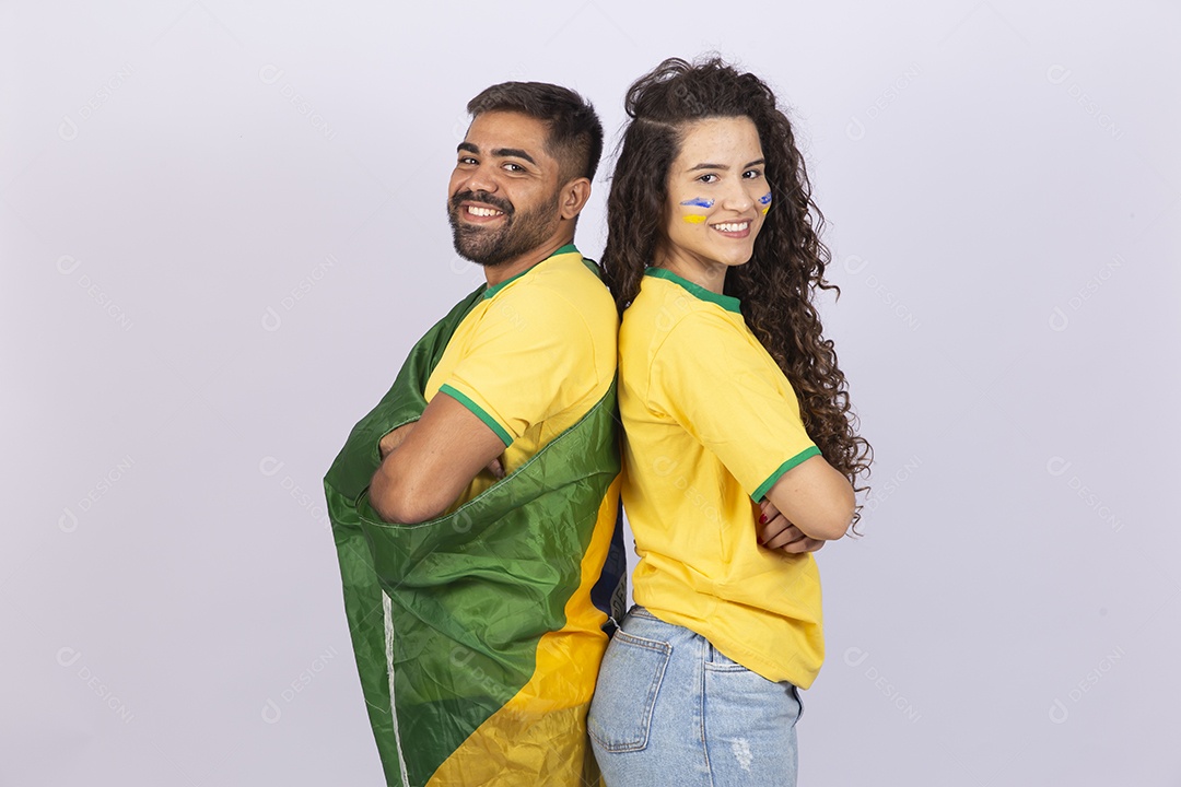 Casal jovem com camisa do Brasil