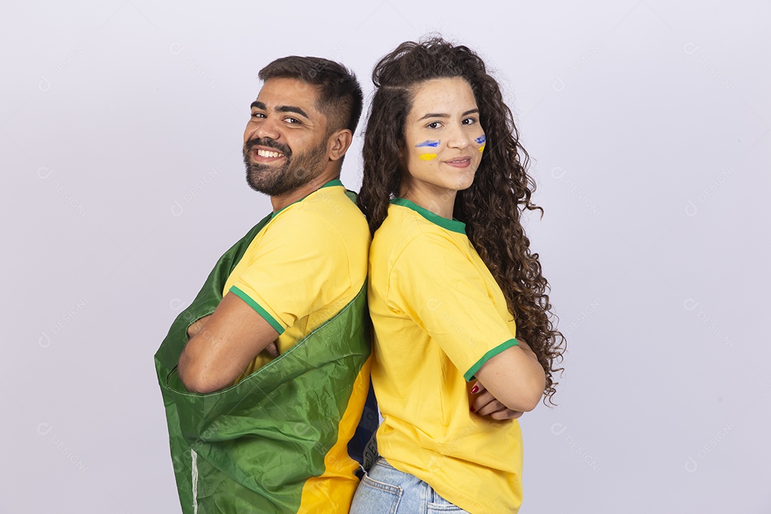 Casal jovem com camisa do Brasil