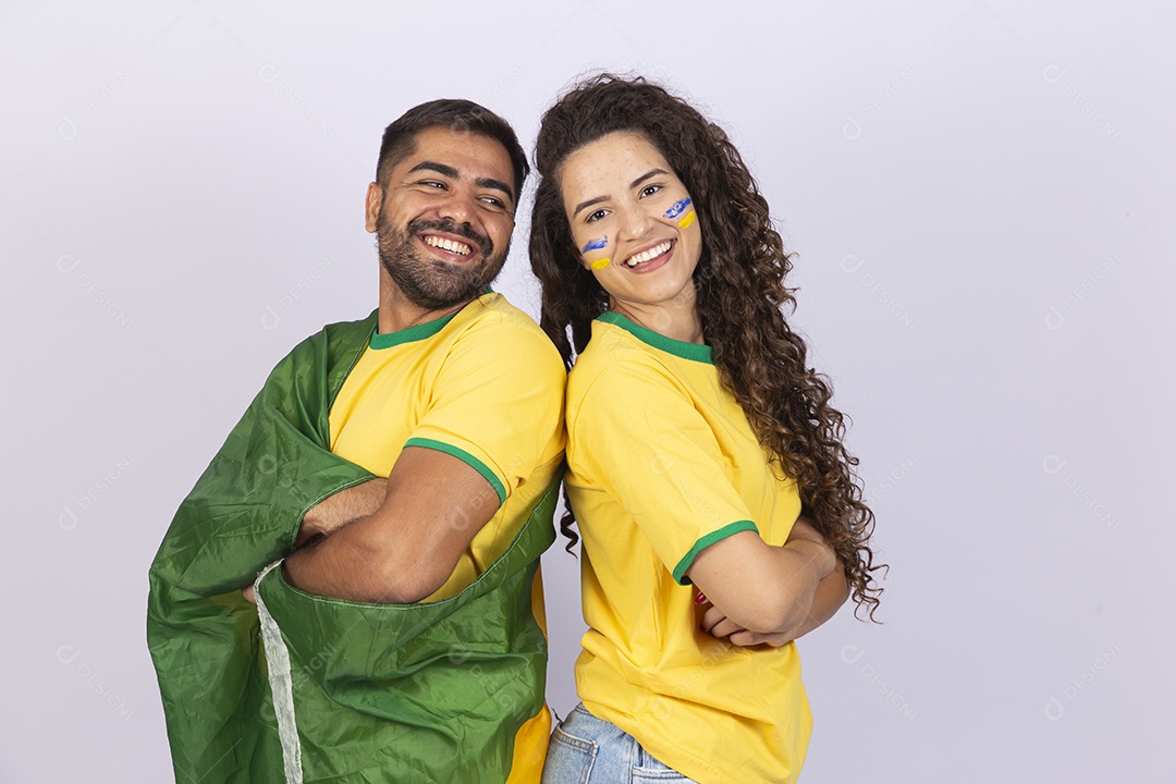 Casal jovem com camisa do Brasil