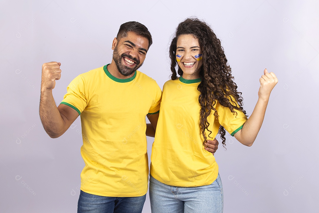 Casal jovem com camisa do Brasil