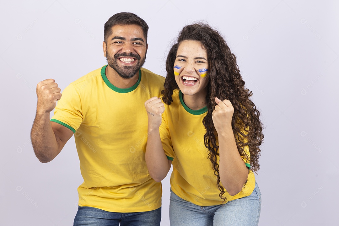 Casal jovem com camisa do Brasil