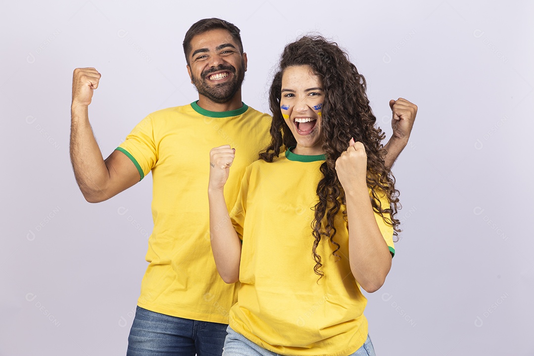 Casal jovem com camisa do Brasil