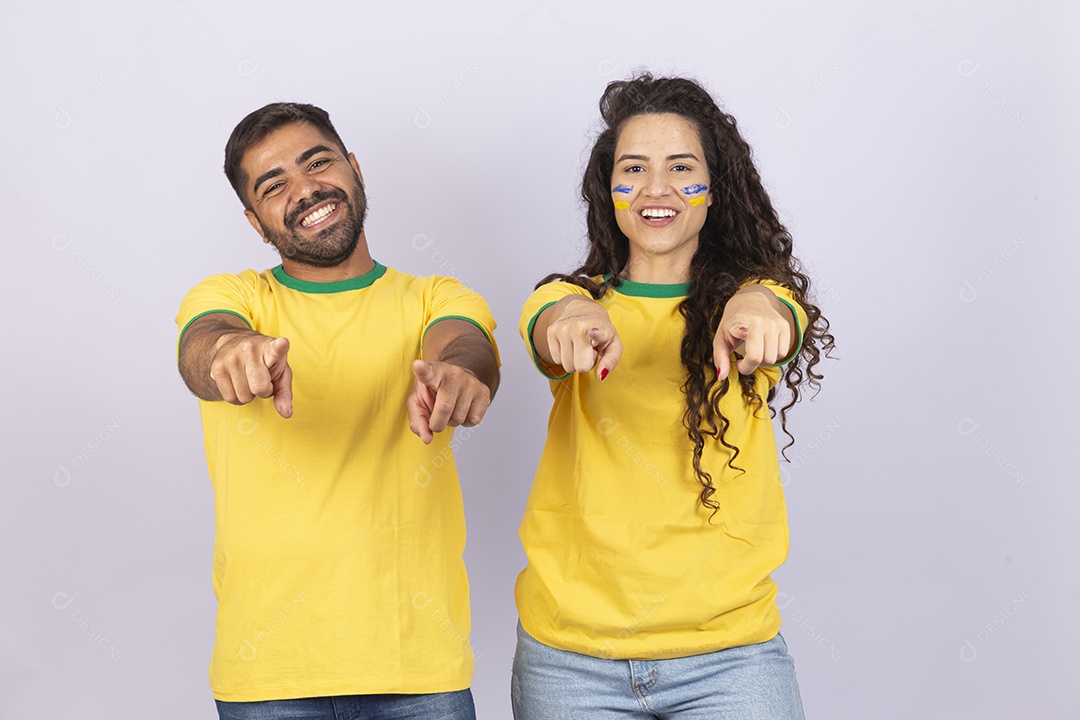 Casal jovem com camisa do Brasil