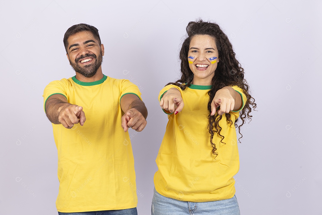 Casal jovem com camisa do Brasil