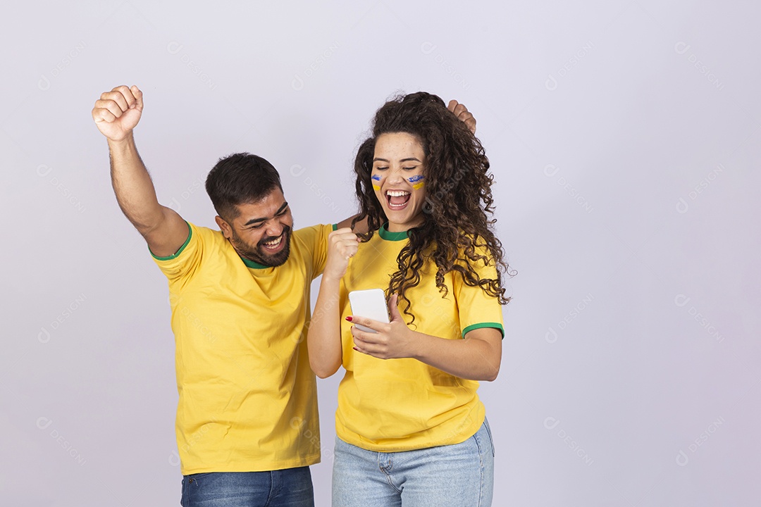 Casal jovem com camisa do Brasil
