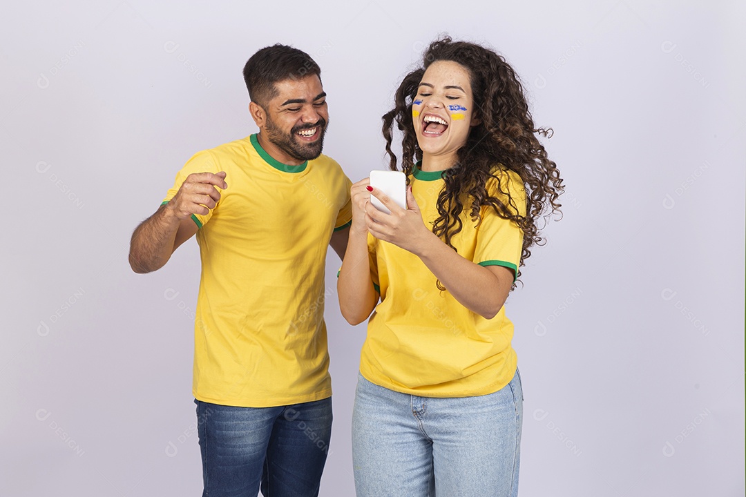 Casal jovem com camisa do Brasil