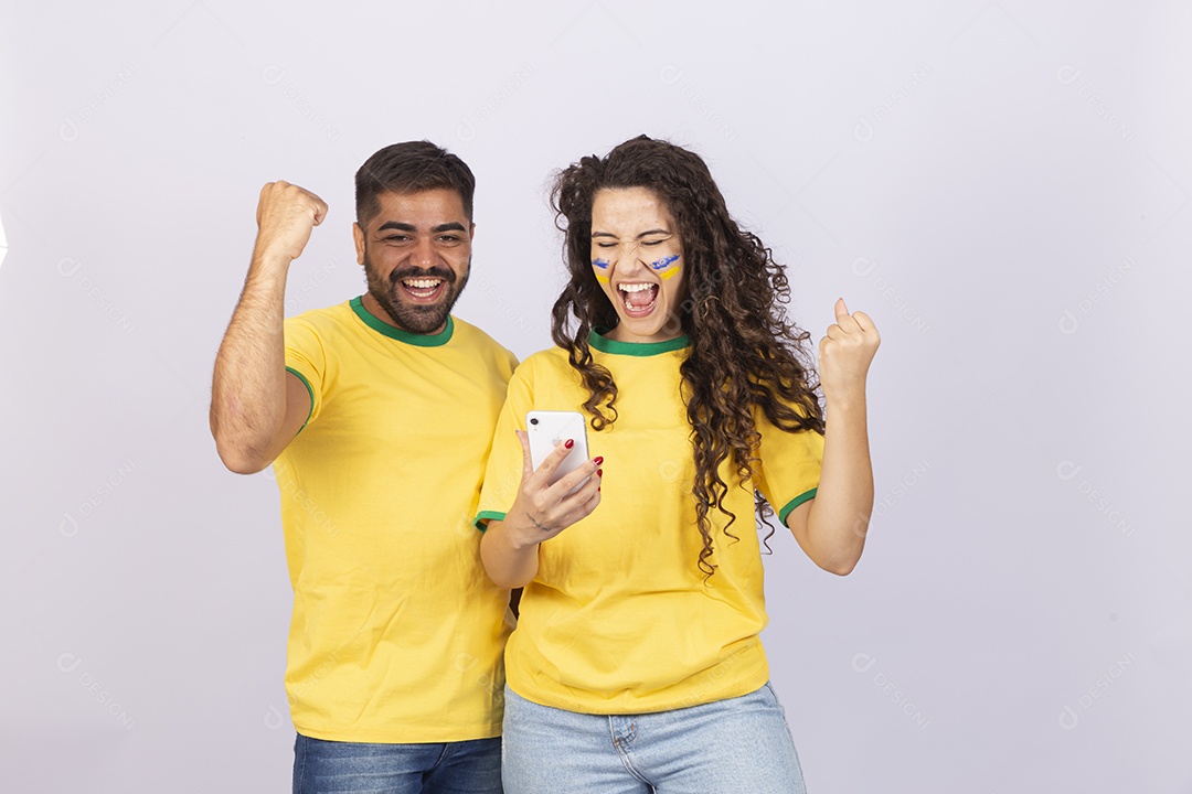 Casal jovem com camisa do Brasil