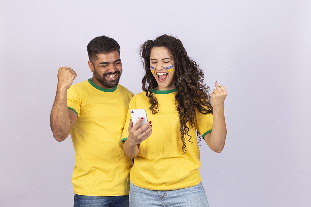 Casal jovem com camisa do Brasil