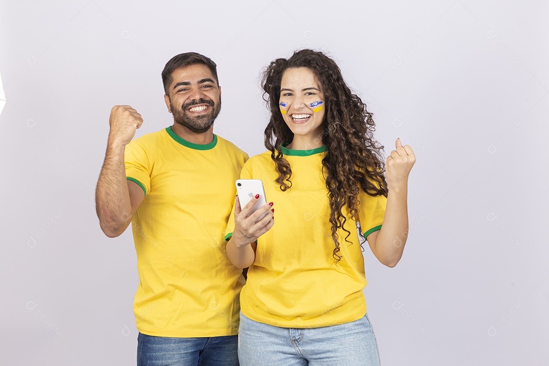 Casal jovem com camisa do Brasil