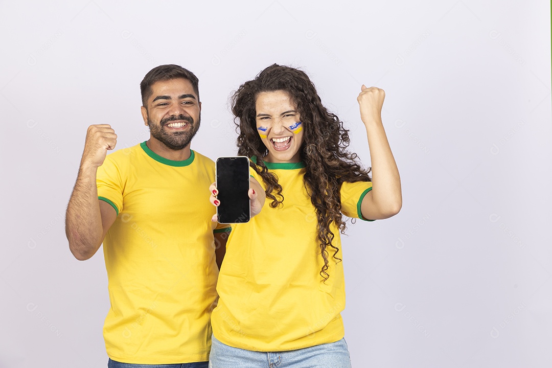 Casal jovem com camisa do Brasil