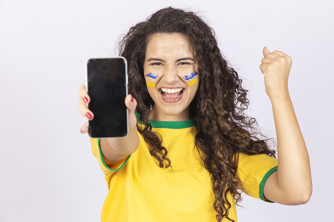 Linda jovem com camisa do Brasil