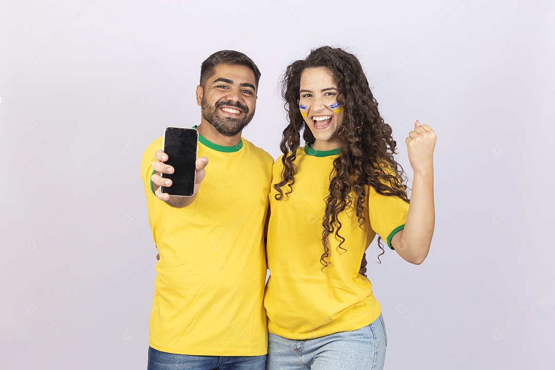 Casal com camisa do Brasil