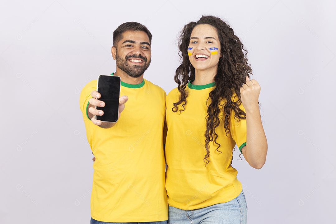 Casal com camisa do Brasil