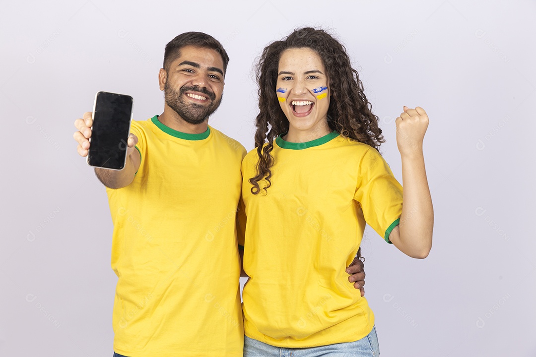 Casal com camisa do Brasil