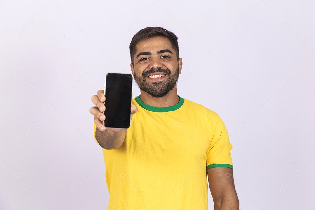 Homem jovem com camisa do Brasil