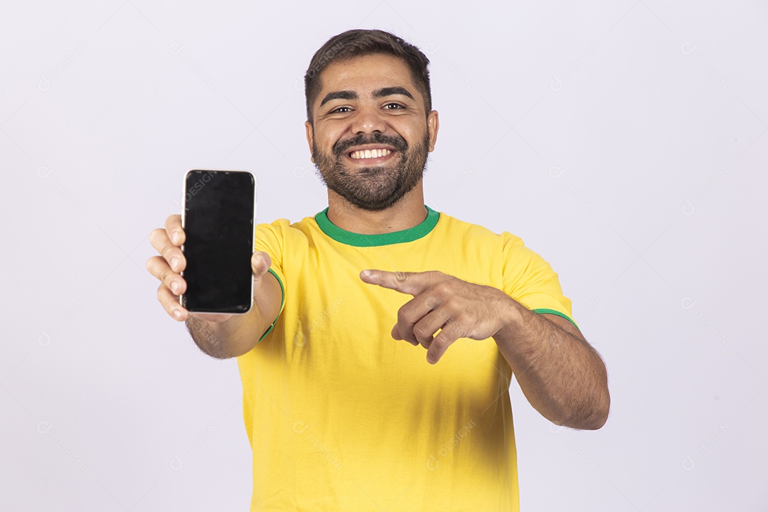 Homem jovem com camisa do Brasil